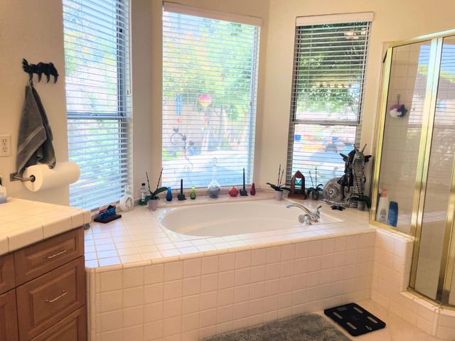 563 W Omaha Avenue, Clovis, CA 93619