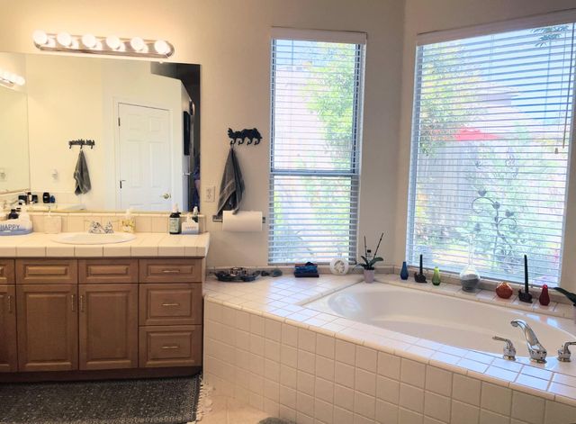 563 W Omaha Avenue, Clovis, CA 93619