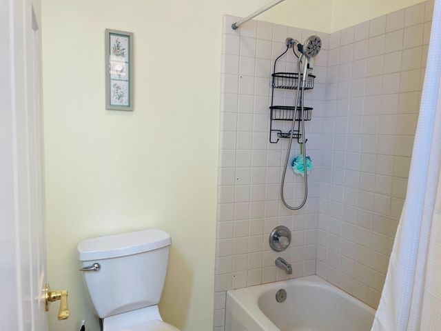 563 W Omaha Avenue, Clovis, CA 93619