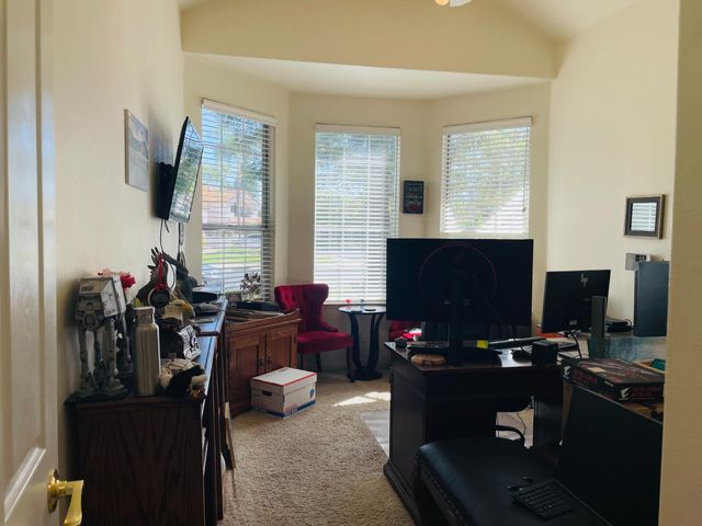 563 W Omaha Avenue, Clovis, CA 93619