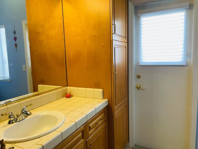 563 W Omaha Avenue, Clovis, CA 93619