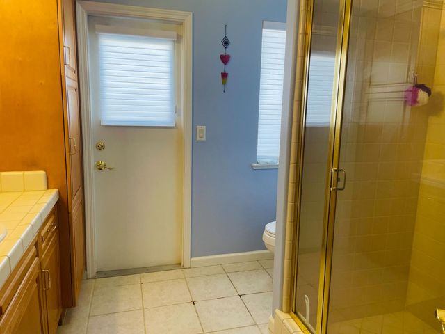 563 W Omaha Avenue, Clovis, CA 93619