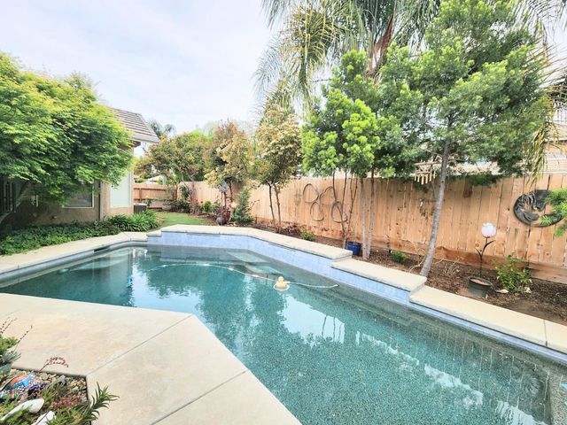 563 W Omaha Avenue, Clovis, CA 93619