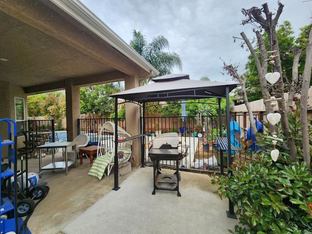 563 W Omaha Avenue, Clovis, CA 93619