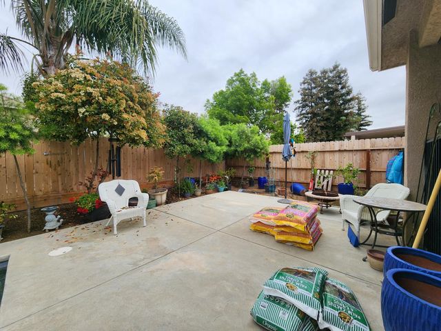 563 W Omaha Avenue, Clovis, CA 93619