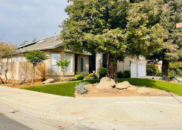 563 W Omaha Avenue, Clovis, CA 93619