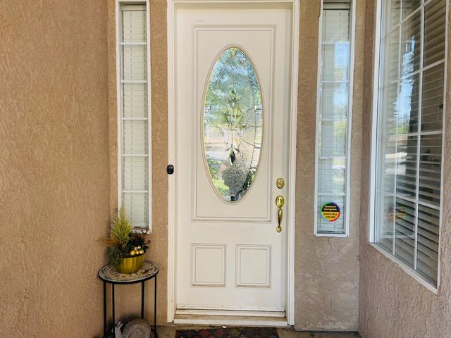 563 W Omaha Avenue, Clovis, CA 93619