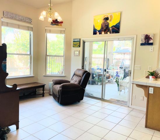 563 W Omaha Avenue, Clovis, CA 93619