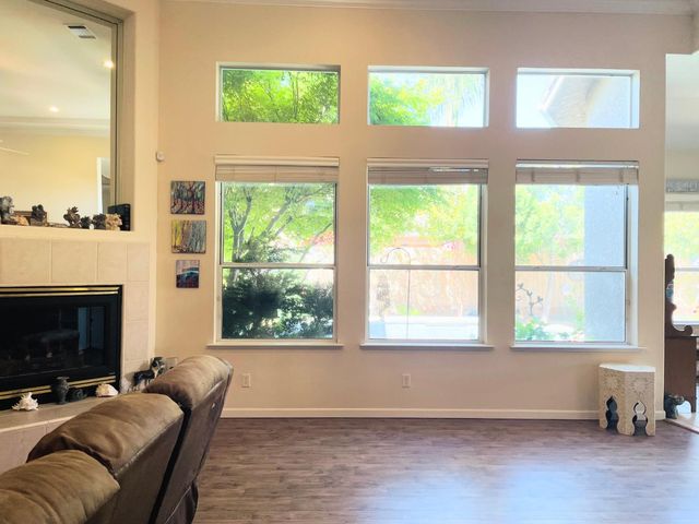 563 W Omaha Avenue, Clovis, CA 93619