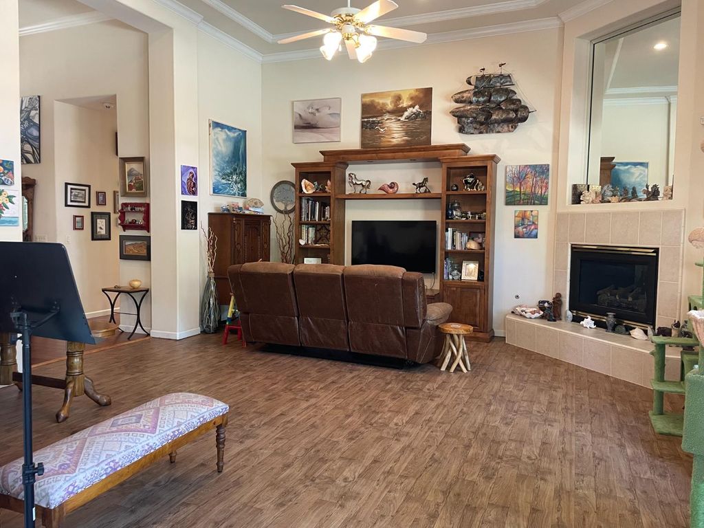 Image 10 of property listing at 563 W Omaha Avenue, Clovis, CA 93619