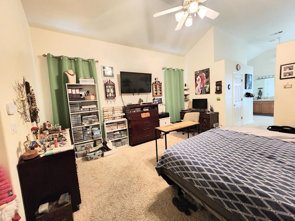 Image 11 of property listing at 563 W Omaha Avenue, Clovis, CA 93619