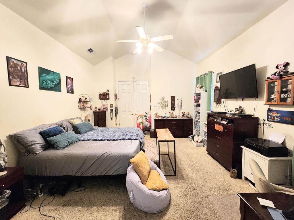 Image 13 of property listing at 563 W Omaha Avenue, Clovis, CA 93619