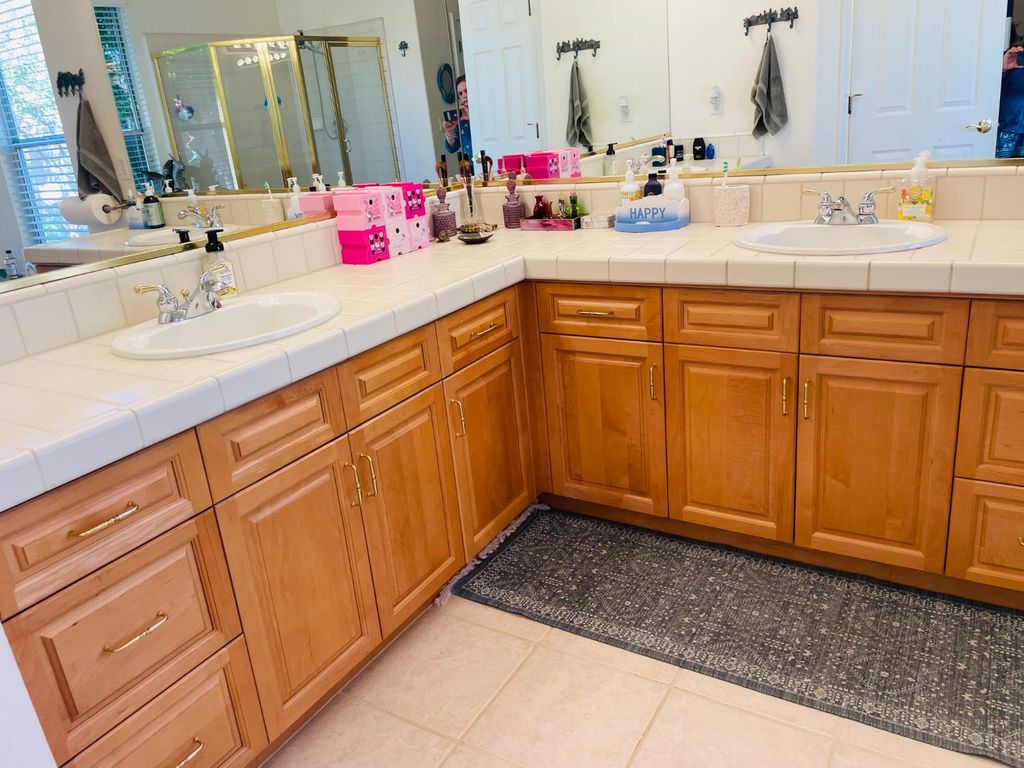 Image 15 of property listing at 563 W Omaha Avenue, Clovis, CA 93619