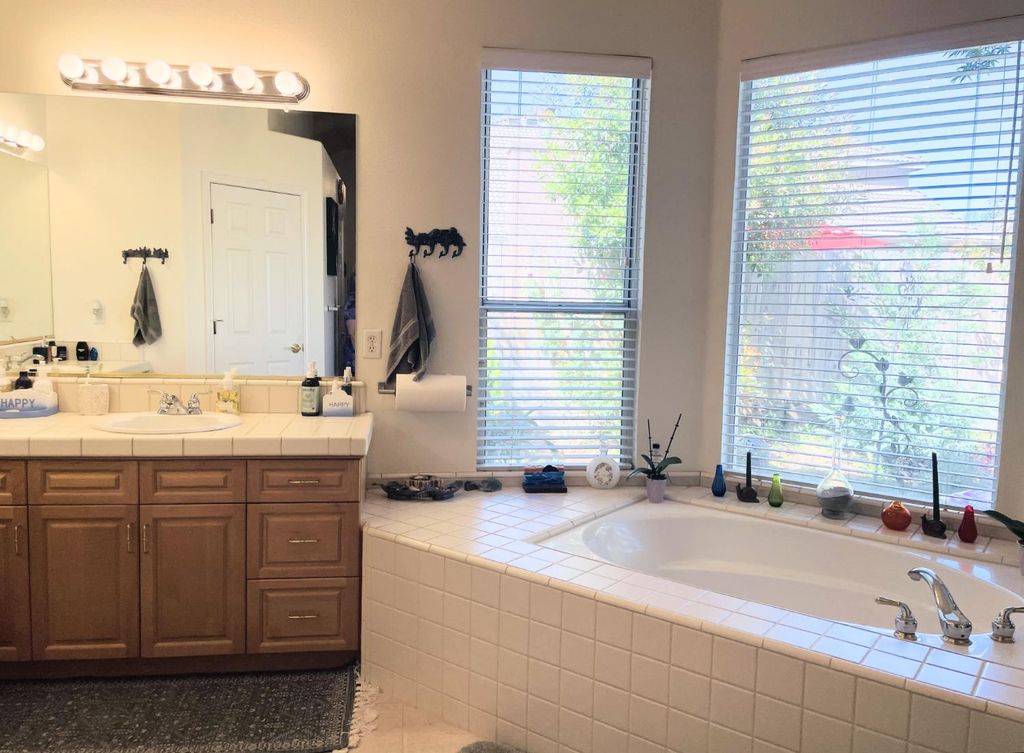 Image 17 of property listing at 563 W Omaha Avenue, Clovis, CA 93619