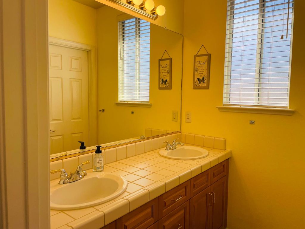 Image 19 of property listing at 563 W Omaha Avenue, Clovis, CA 93619