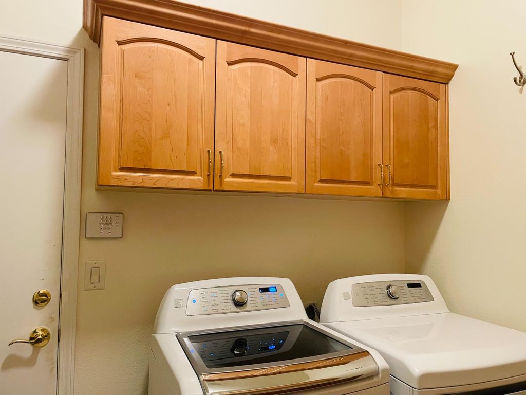 Image 24 of property listing at 563 W Omaha Avenue, Clovis, CA 93619