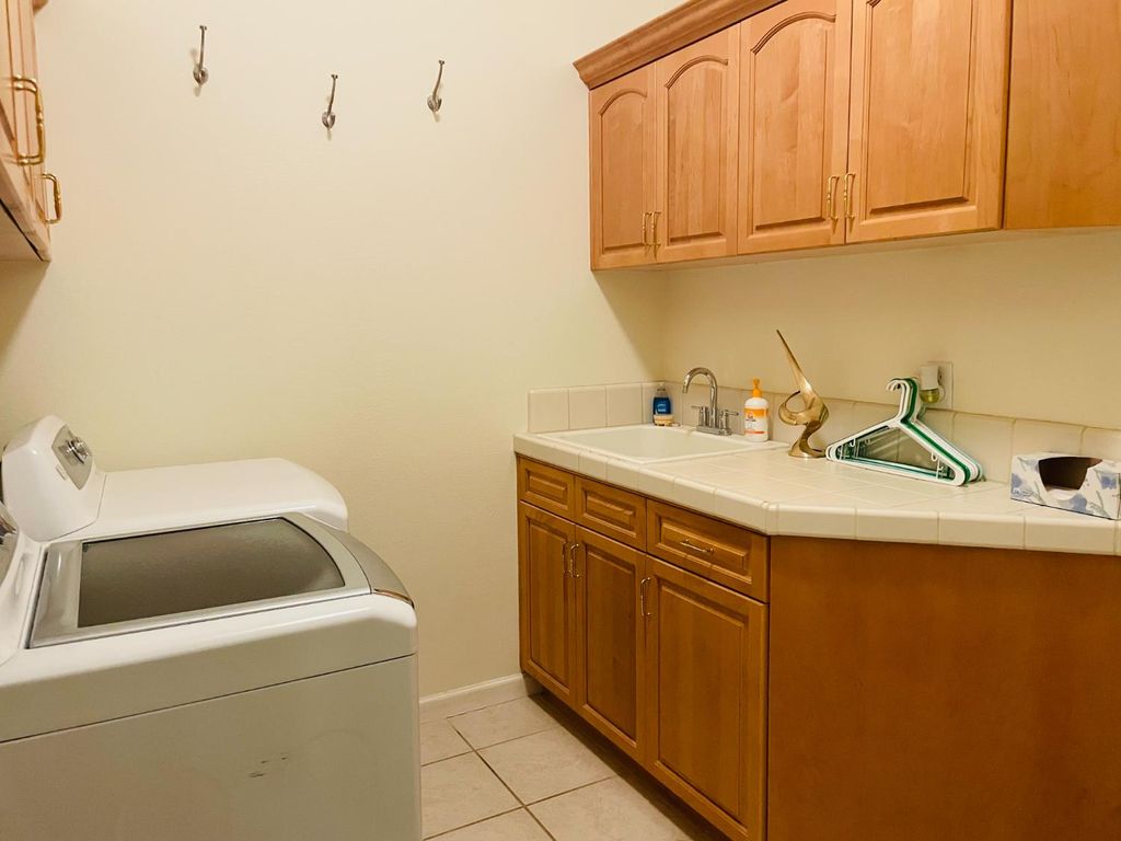 Image 25 of property listing at 563 W Omaha Avenue, Clovis, CA 93619