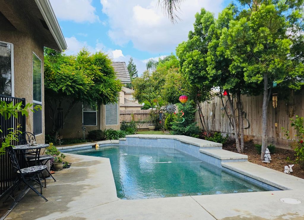 Image 26 of property listing at 563 W Omaha Avenue, Clovis, CA 93619