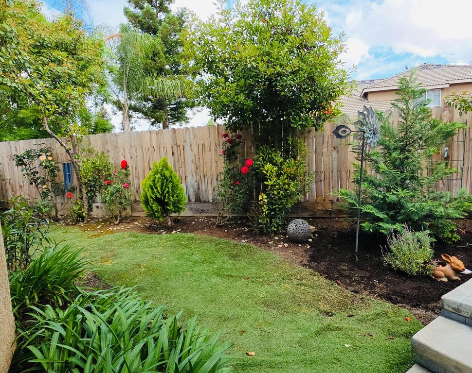 Image 27 of property listing at 563 W Omaha Avenue, Clovis, CA 93619