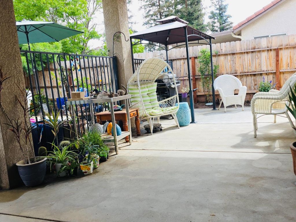 Image 28 of property listing at 563 W Omaha Avenue, Clovis, CA 93619