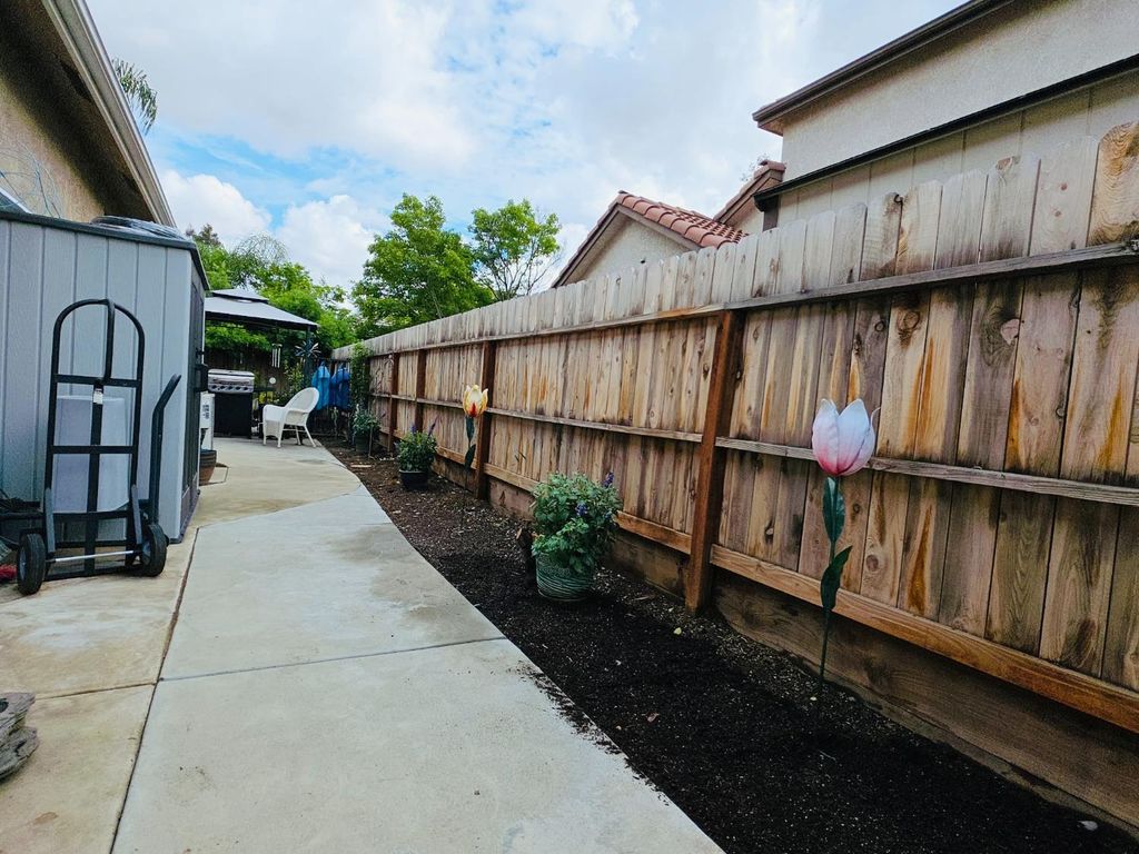 Image 29 of property listing at 563 W Omaha Avenue, Clovis, CA 93619