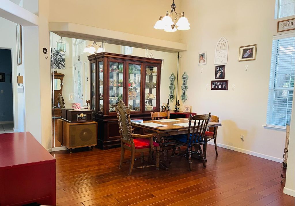 Image 5 of property listing at 563 W Omaha Avenue, Clovis, CA 93619