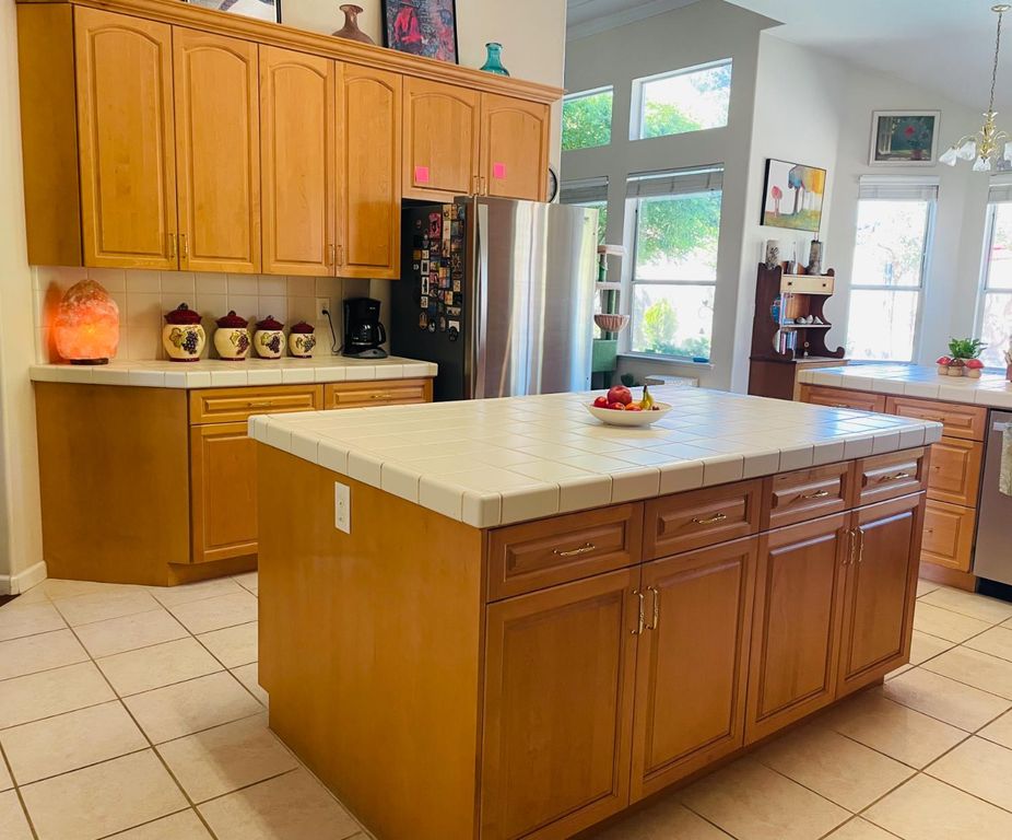 Image 6 of property listing at 563 W Omaha Avenue, Clovis, CA 93619