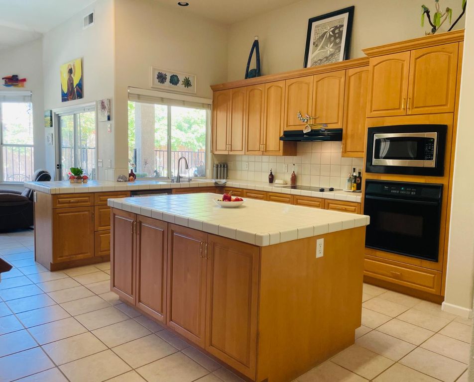 Image 7 of property listing at 563 W Omaha Avenue, Clovis, CA 93619