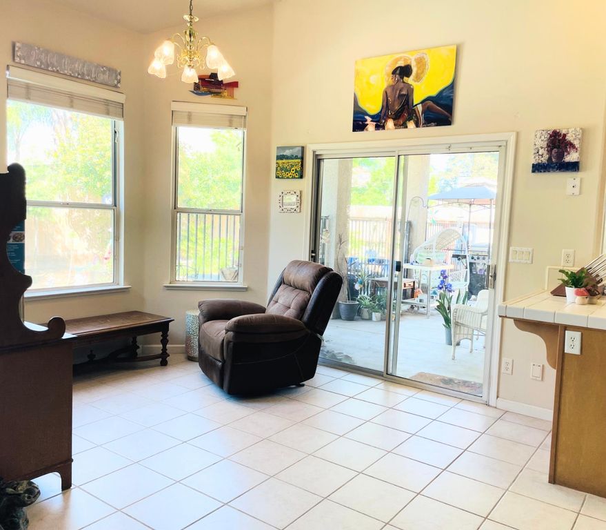 Image 8 of property listing at 563 W Omaha Avenue, Clovis, CA 93619