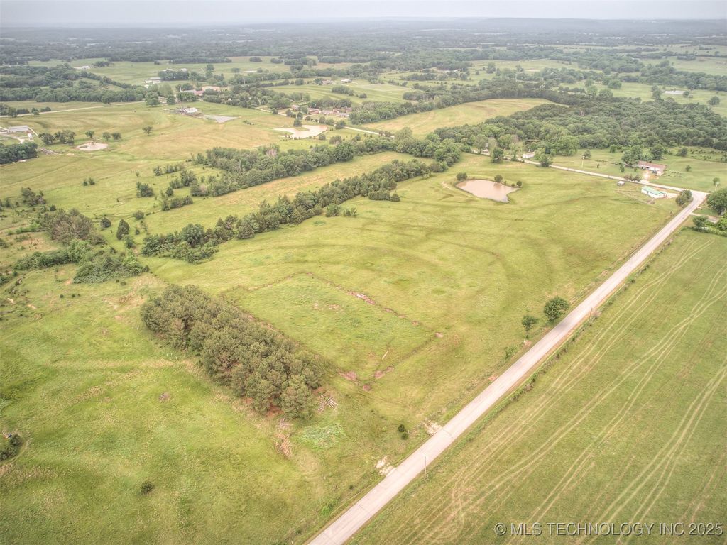 15 Magnolia Road, Henryetta, OK 74437