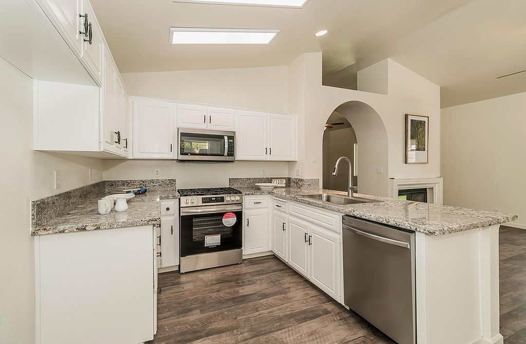 Image 11 of property listing at 1535 Morgan Drive, Kingsburg, CA 93631