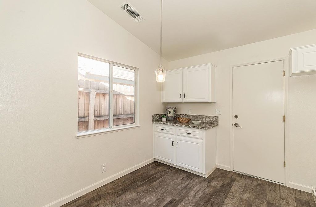 Image 12 of property listing at 1535 Morgan Drive, Kingsburg, CA 93631