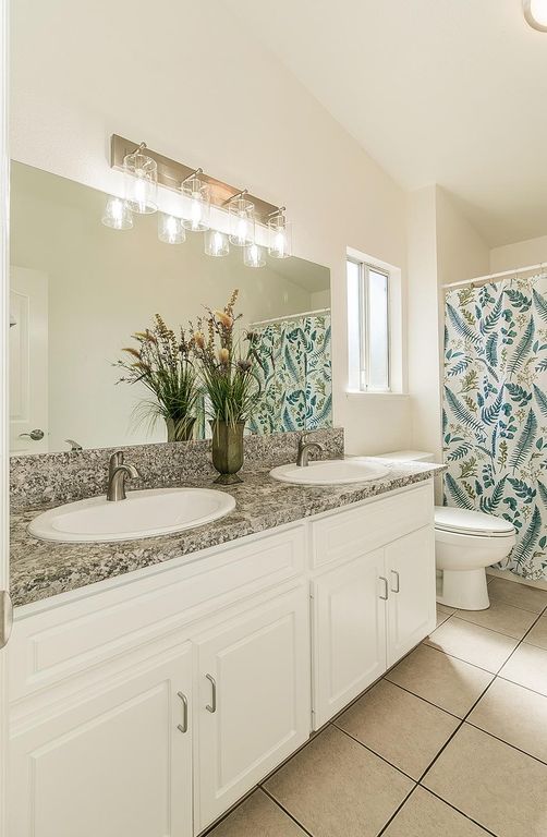 Image 15 of property listing at 1535 Morgan Drive, Kingsburg, CA 93631