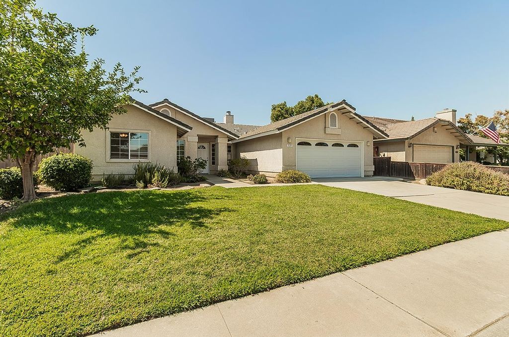 Image 3 of property listing at 1535 Morgan Drive, Kingsburg, CA 93631