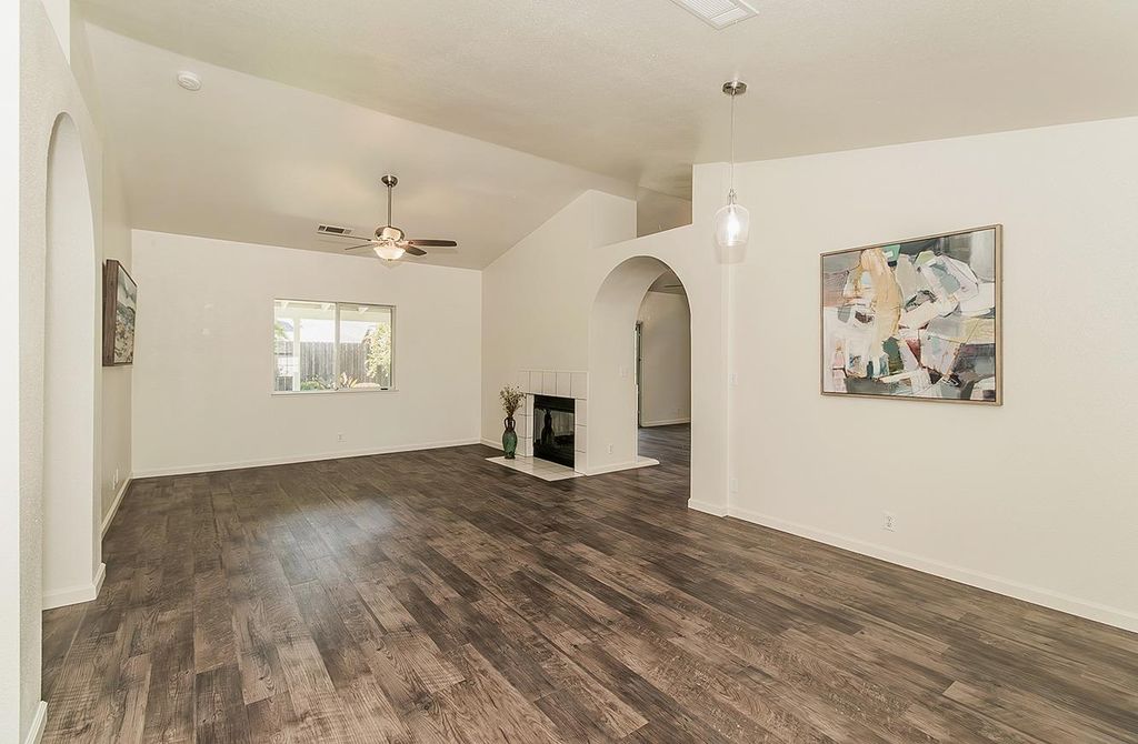 Image 4 of property listing at 1535 Morgan Drive, Kingsburg, CA 93631