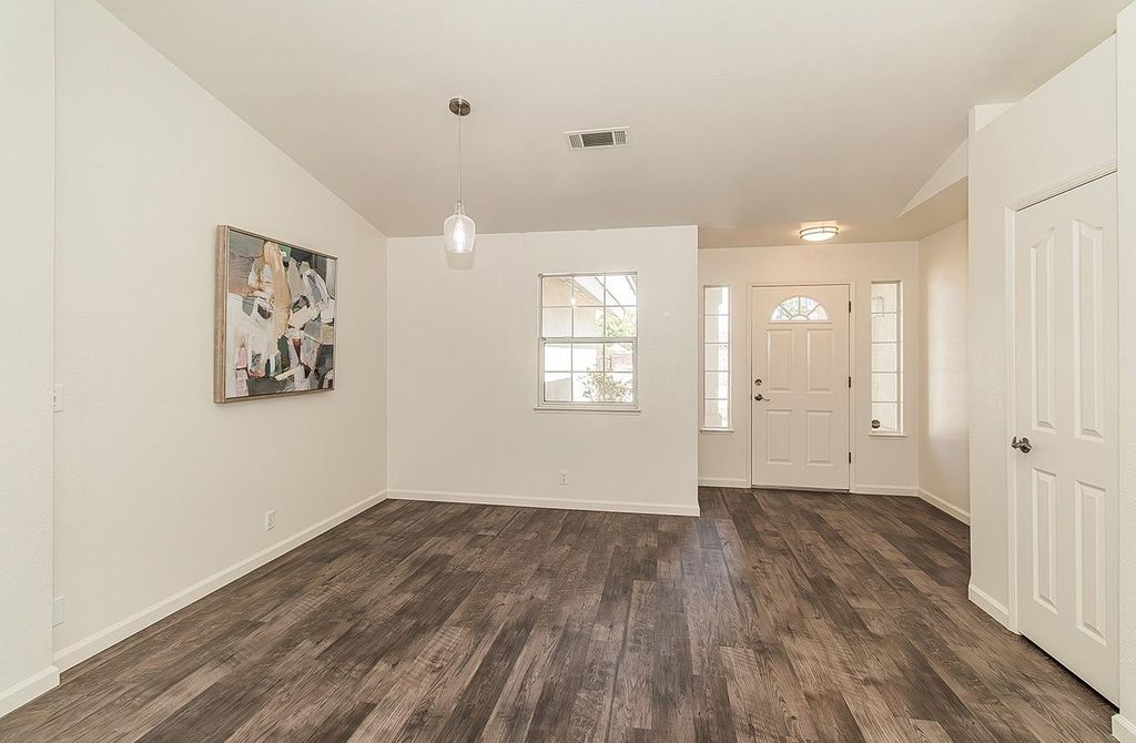 Image 8 of property listing at 1535 Morgan Drive, Kingsburg, CA 93631