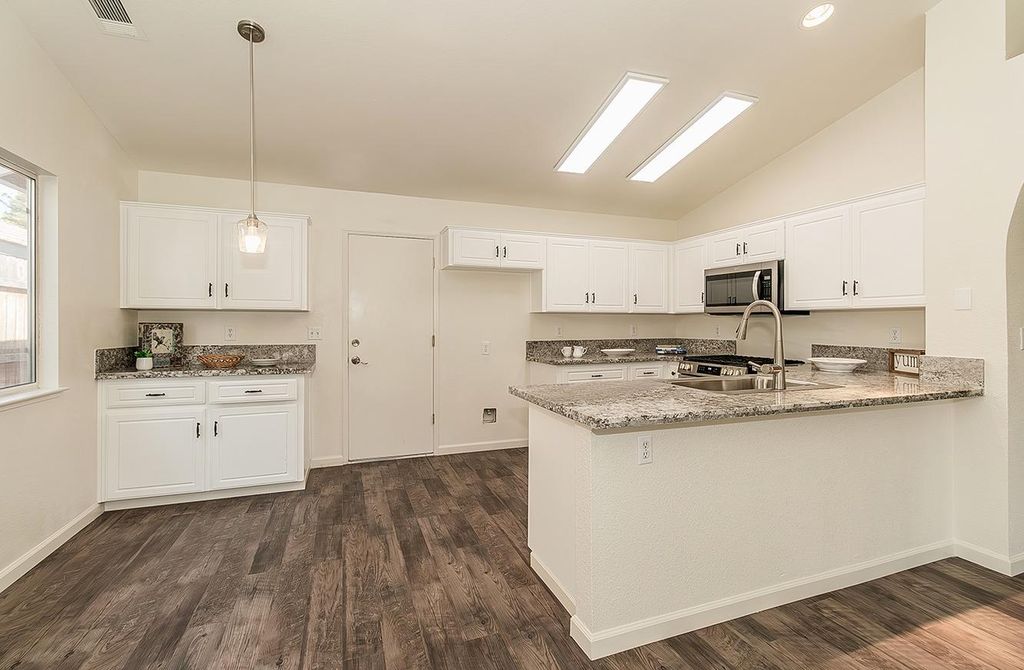 Image 9 of property listing at 1535 Morgan Drive, Kingsburg, CA 93631