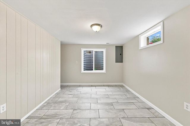 909 RAHWAY DR, Newark, DE 19711
