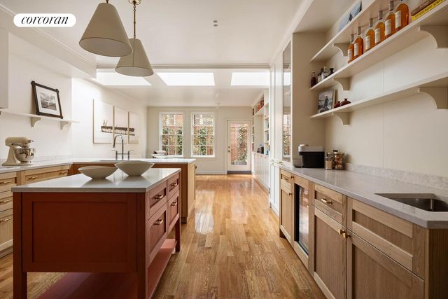 44 E 82ND Street, New York City, NY 10028