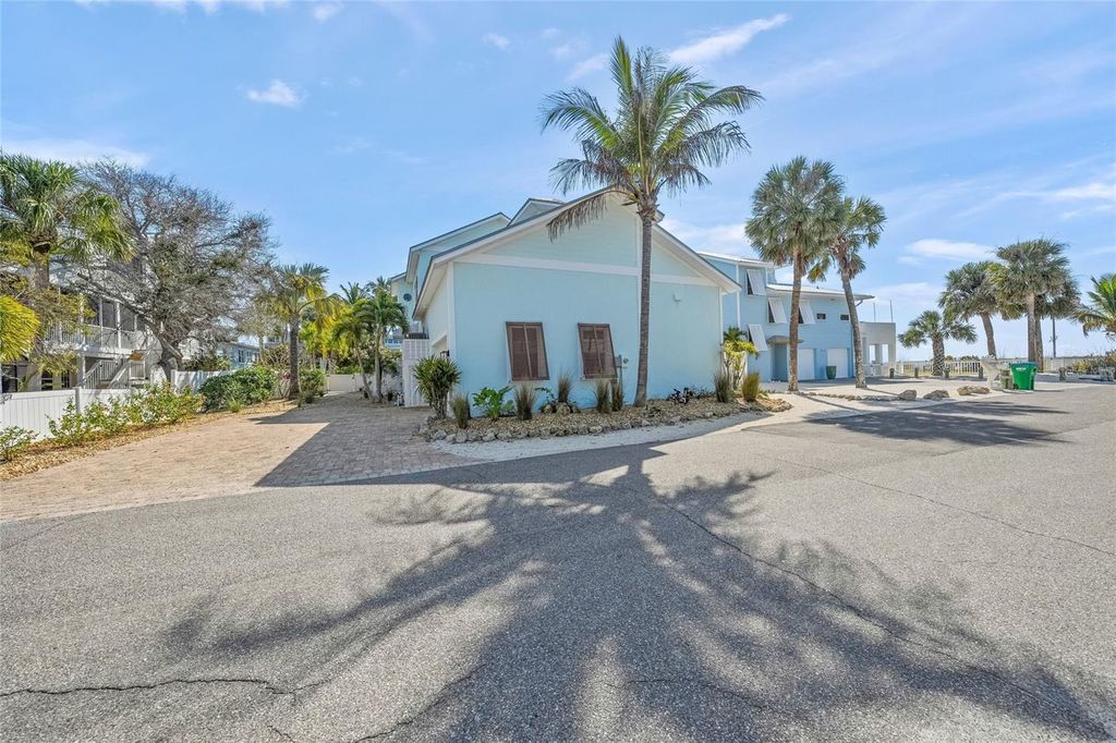 Image 7 of property listing at 105 49TH STREET, Holmes Beach, FL 34217