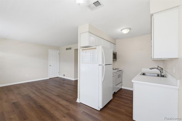 138 Princeton Drive, South Lyon, MI 48178