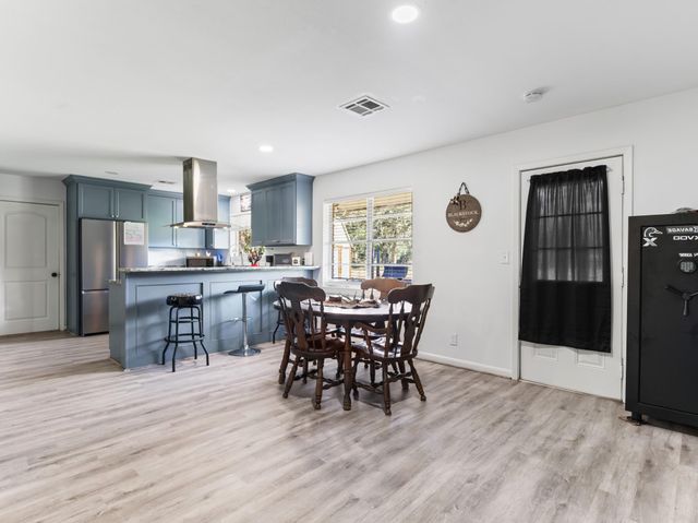 904 Avenue C, Sweeny, TX 77480