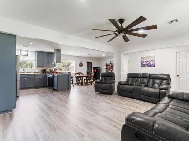 904 Avenue C, Sweeny, TX 77480