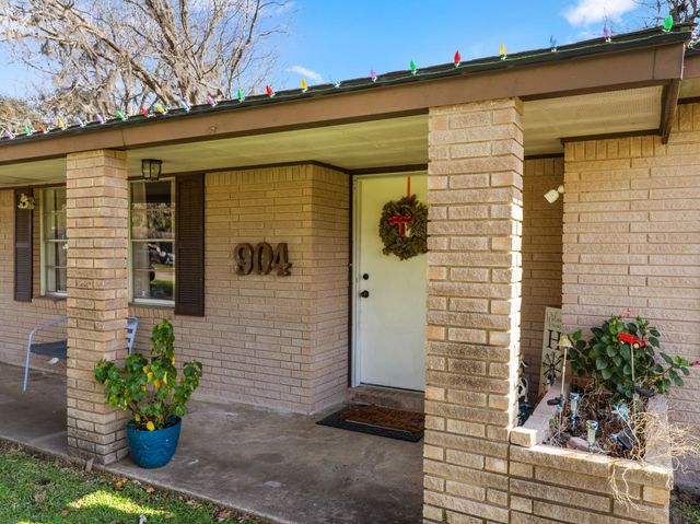 904 Avenue C, Sweeny, TX 77480