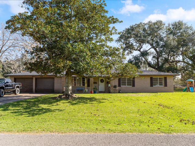 904 Avenue C, Sweeny, TX 77480