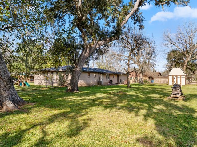 904 Avenue C, Sweeny, TX 77480