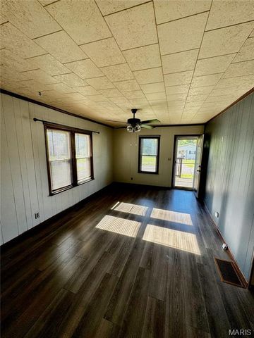 533 W Harris Avenue, Greenville, IL 62246