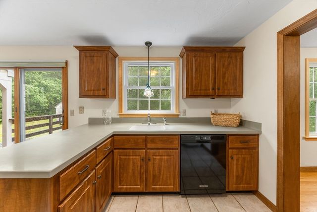 4 Carver Dr, Sandwich, MA 02563