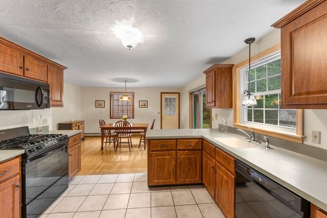 4 Carver Dr, Sandwich, MA 02563
