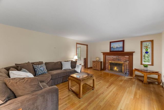 4 Carver Dr, Sandwich, MA 02563